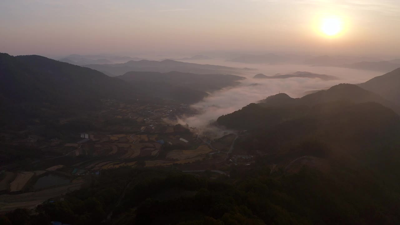 韩国庆尚南道陕川郡陕川大坝的村庄和云海视频素材