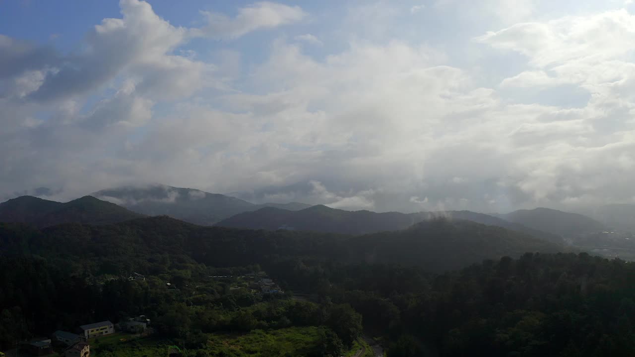 韩国，京畿道，南阳州，奉善寺附近的山和村庄视频素材