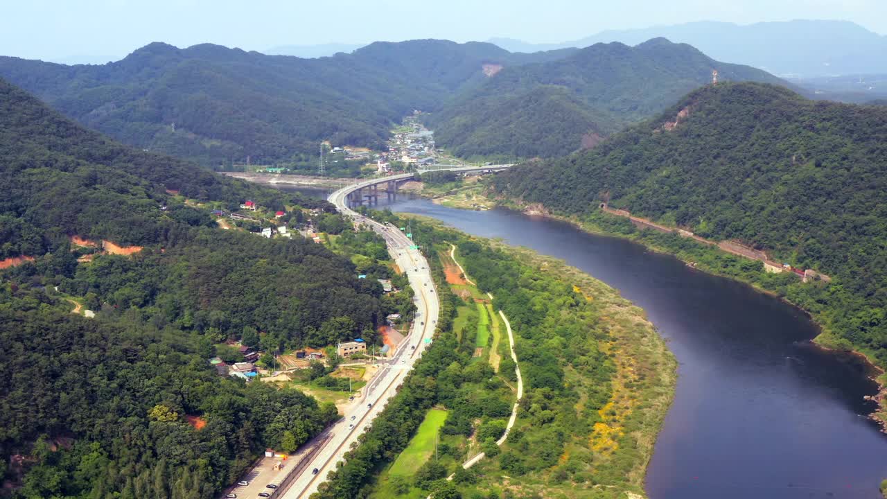 韩国江原道春川市登善瀑布附近的北汉江视频素材