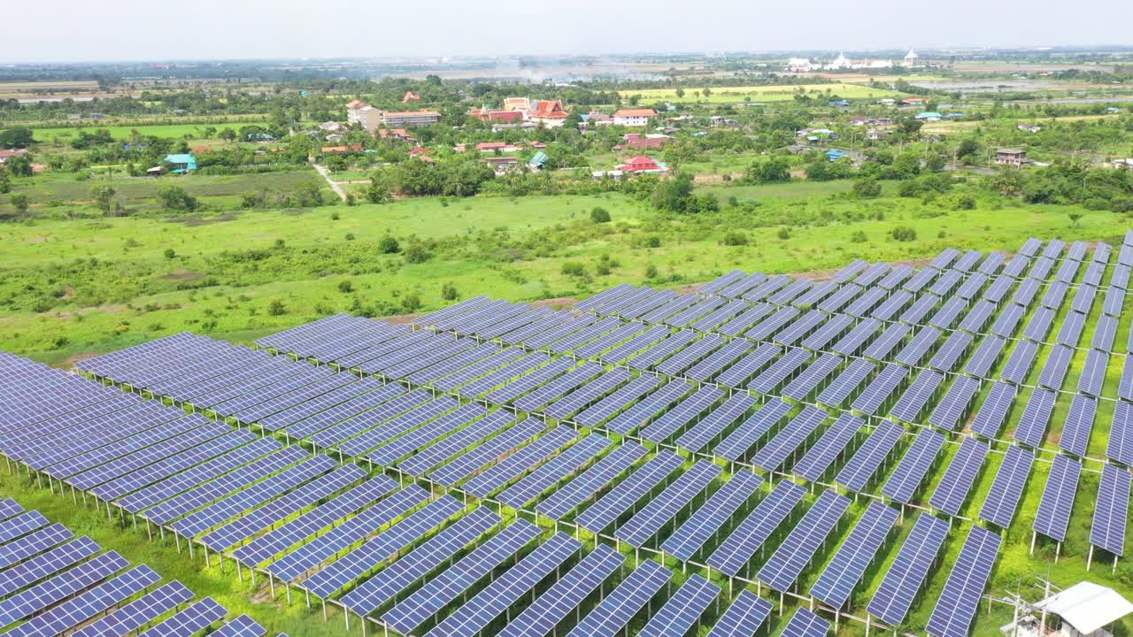 带有阳光的太阳能电池板农场(太阳能电池)的4K鸟瞰图视频素材