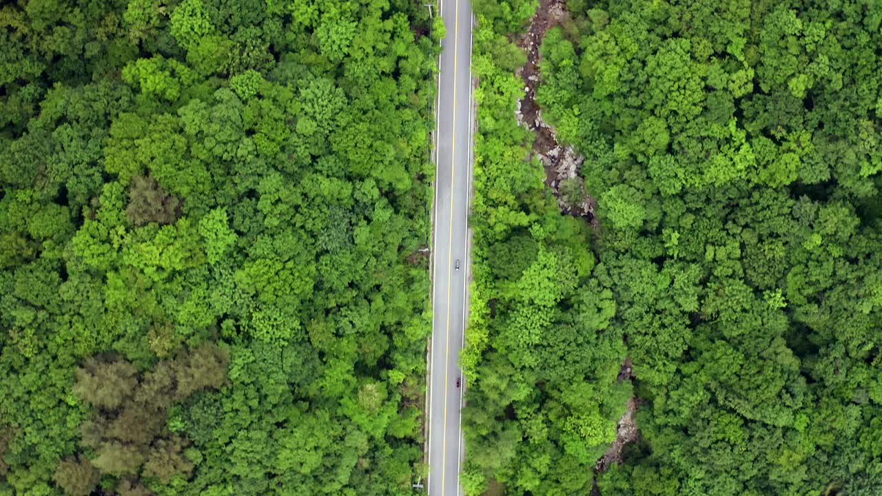 韩国京畿道加平郡北郡龙索瀑布附近的道路视频素材