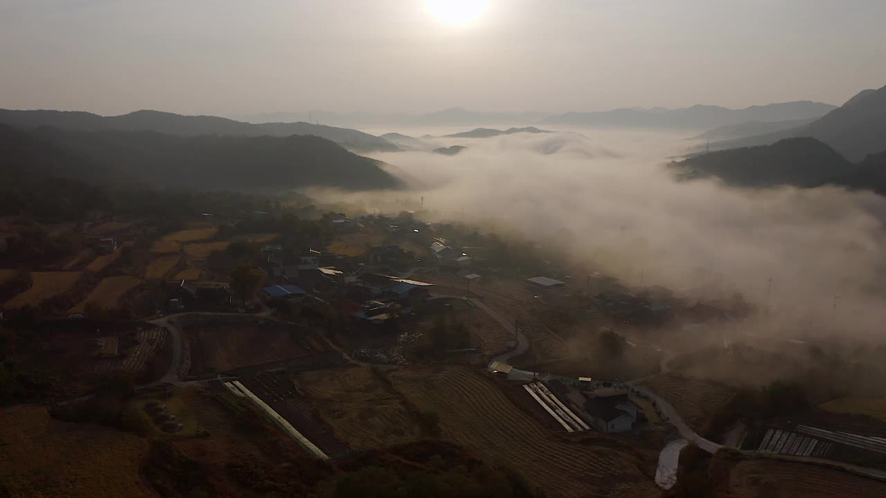 韩国庆尚南道陕川郡陕川大坝的村庄和云海视频素材