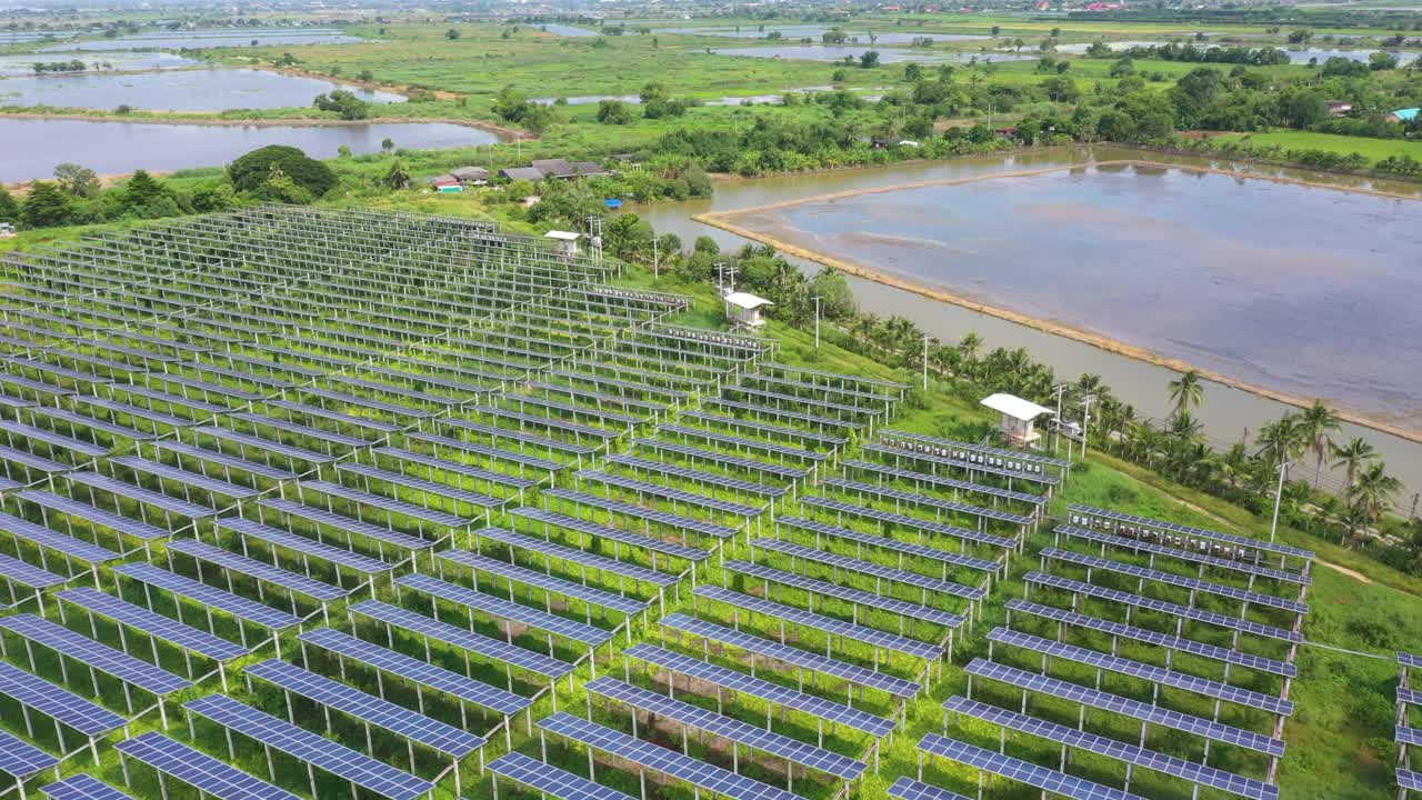 带有阳光的太阳能电池板农场(太阳能电池)的4K鸟瞰图视频素材