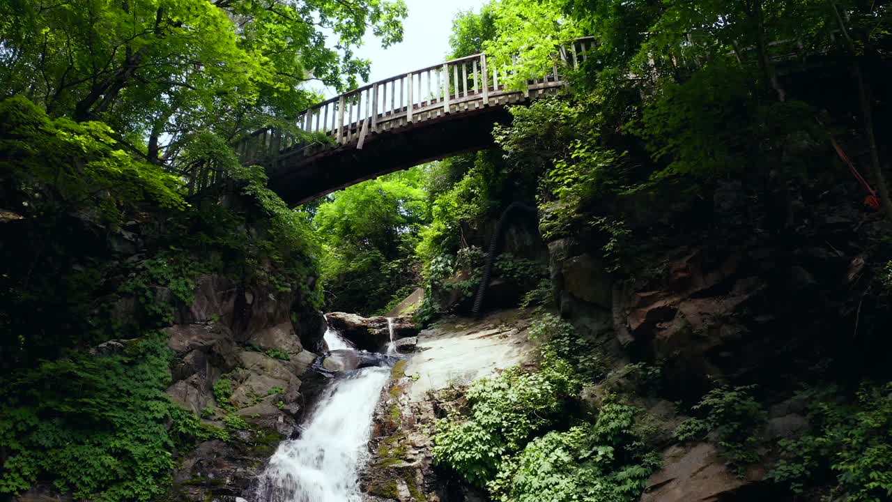 韩国江原道洪川郡龙索瀑布的风景视频素材