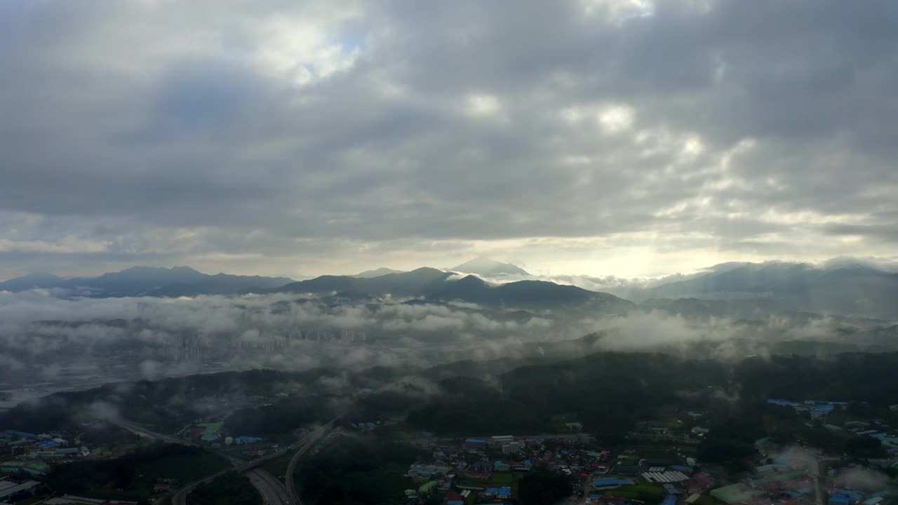 韩国京畿道南阳州市奉善寺附近的山区和市中心视频素材