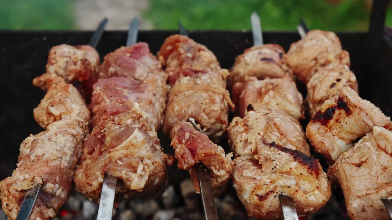 Top view of Hot Barbecue grill shish kebab木炭熟肉。近距离视频素材