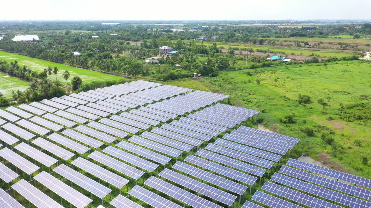 带有阳光的太阳能电池板农场(太阳能电池)的4K鸟瞰图视频下载