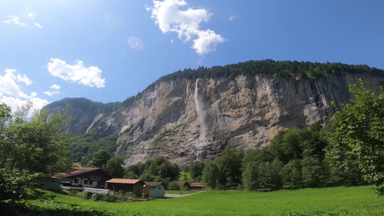 Lauterbrunnen镇景和瀑布无人机俯瞰阿尔卑斯山的瑞士山脉视频素材