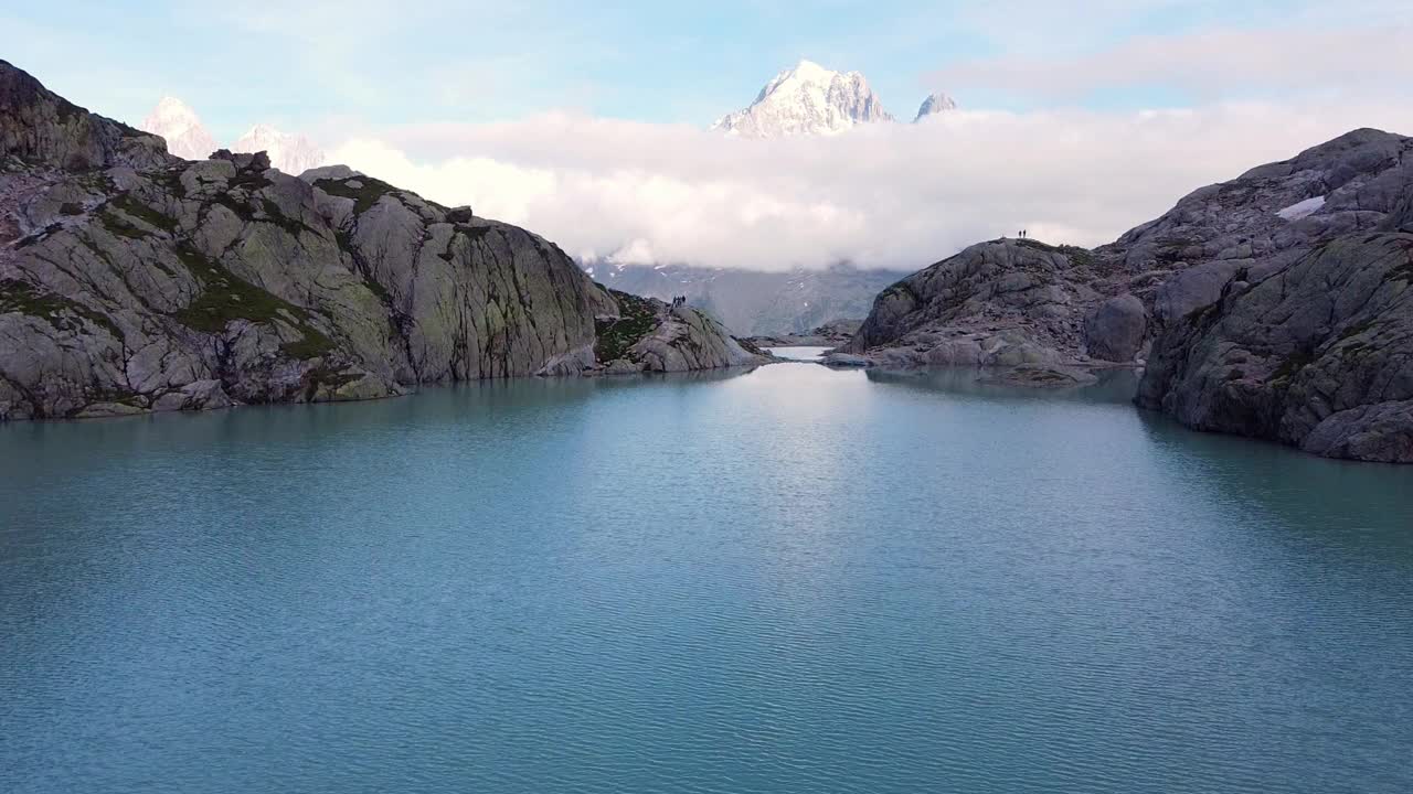 Lac Blanc或白色湖泊无人机视图。夏蒙尼最受徒步旅行者欢迎的目的地之一视频素材