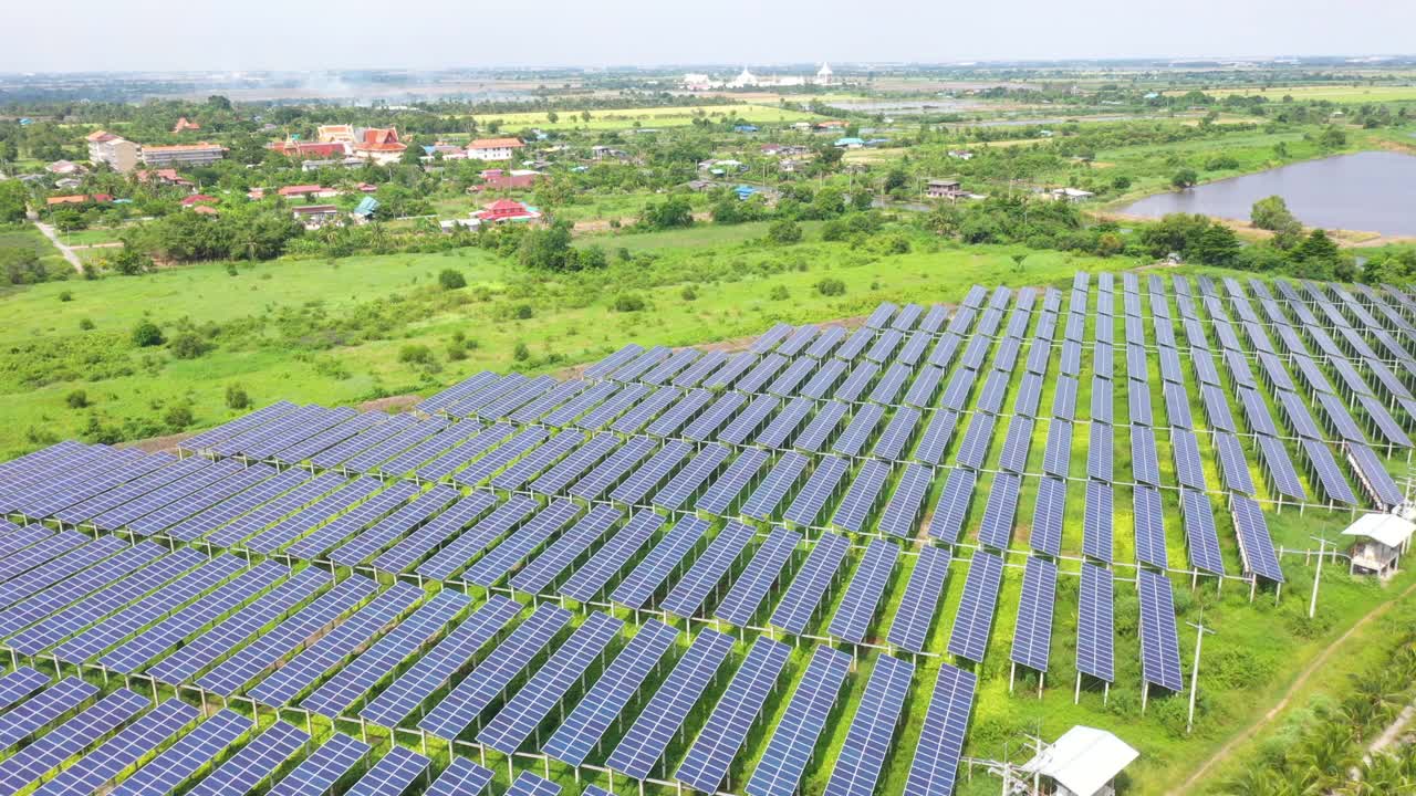 带有阳光的太阳能电池板农场(太阳能电池)的4K鸟瞰图视频下载