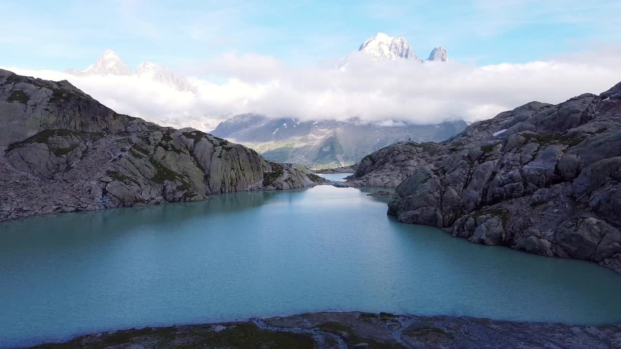 Lac Blanc或白色湖泊无人机视图。夏蒙尼最受徒步旅行者欢迎的目的地之一视频素材