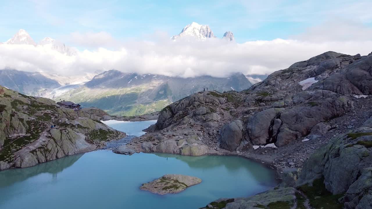 Lac Blanc或白色湖泊无人机视图。夏蒙尼最受徒步旅行者欢迎的目的地之一视频素材