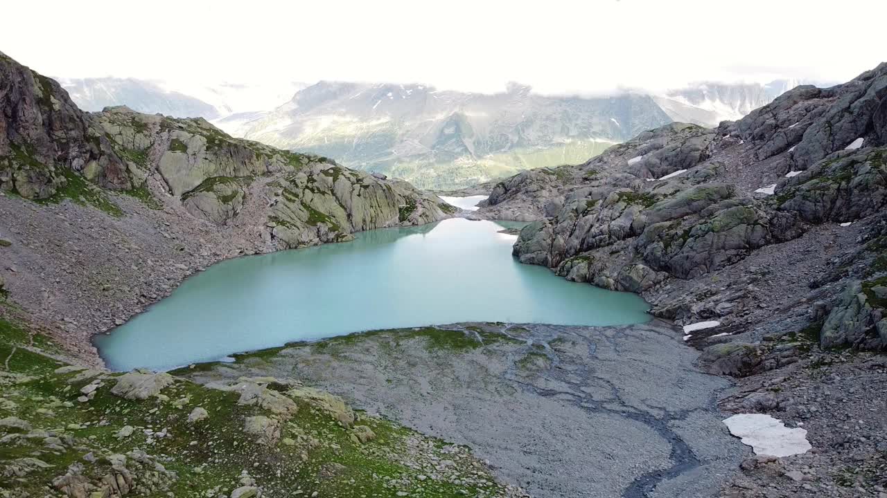 Lac Blanc或白色湖泊无人机视图。夏蒙尼最受徒步旅行者欢迎的目的地之一视频素材