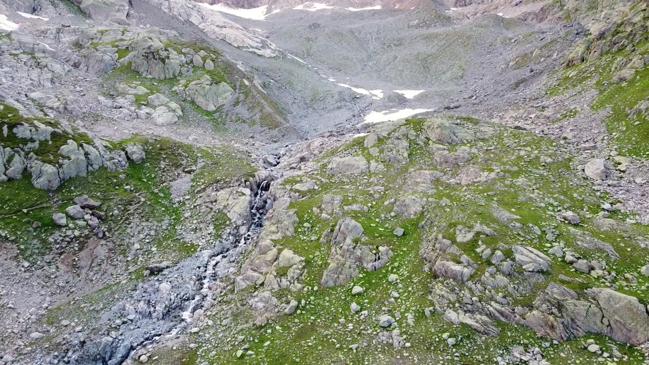 Lac Blanc或白色湖泊无人机视图。夏蒙尼最受徒步旅行者欢迎的目的地之一视频素材