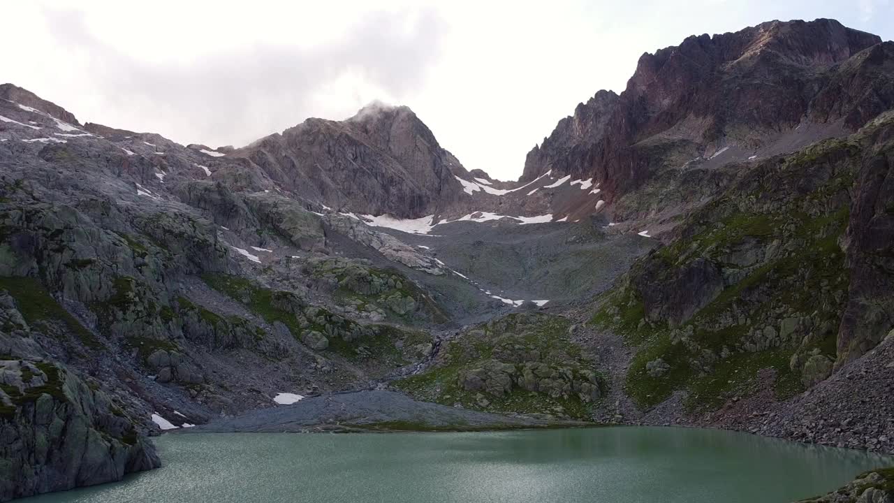 Lac Blanc或白色湖泊无人机视图。夏蒙尼最受徒步旅行者欢迎的目的地之一视频素材