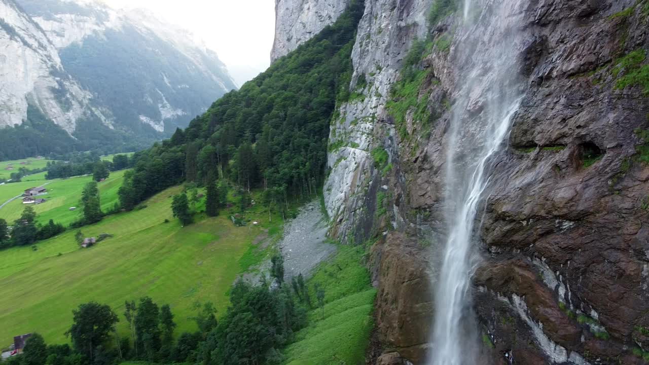 Lauterbrunnen镇景和瀑布无人机俯瞰阿尔卑斯山的瑞士山脉视频素材