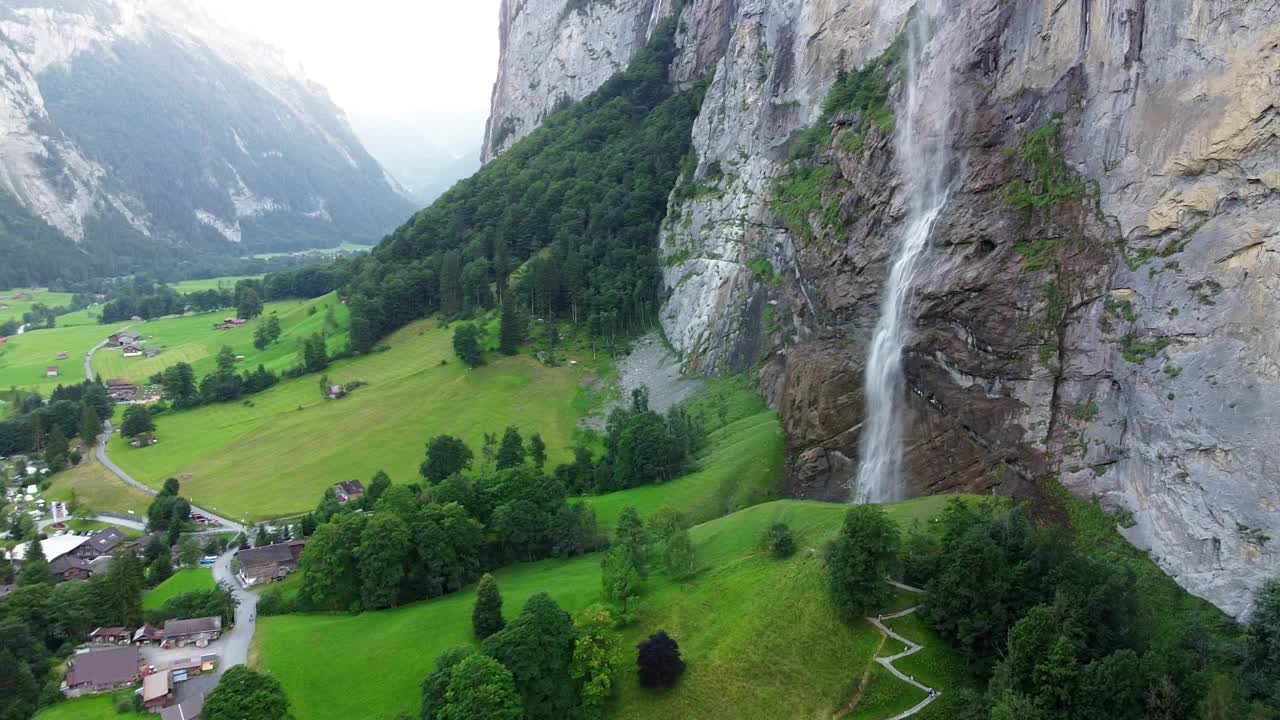 Lauterbrunnen镇景和瀑布无人机俯瞰阿尔卑斯山的瑞士山脉视频素材