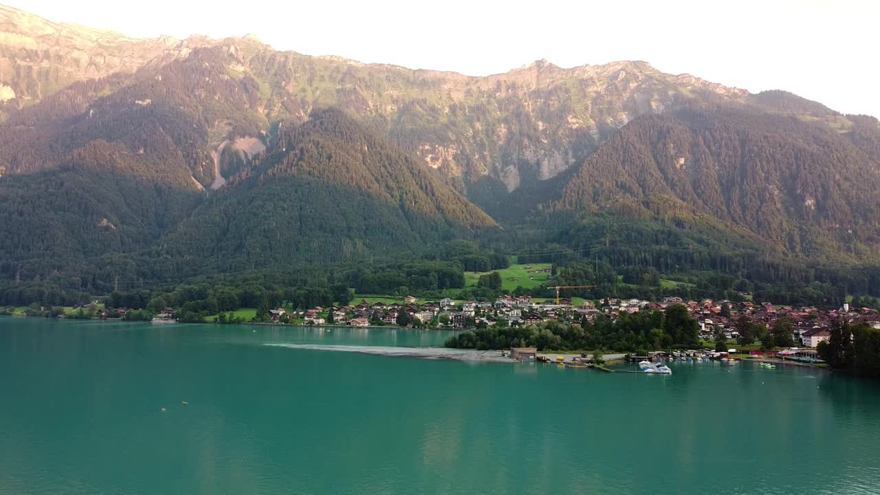 Lac Blanc或白色湖泊无人机视图。夏蒙尼最受徒步旅行者欢迎的目的地之一视频素材