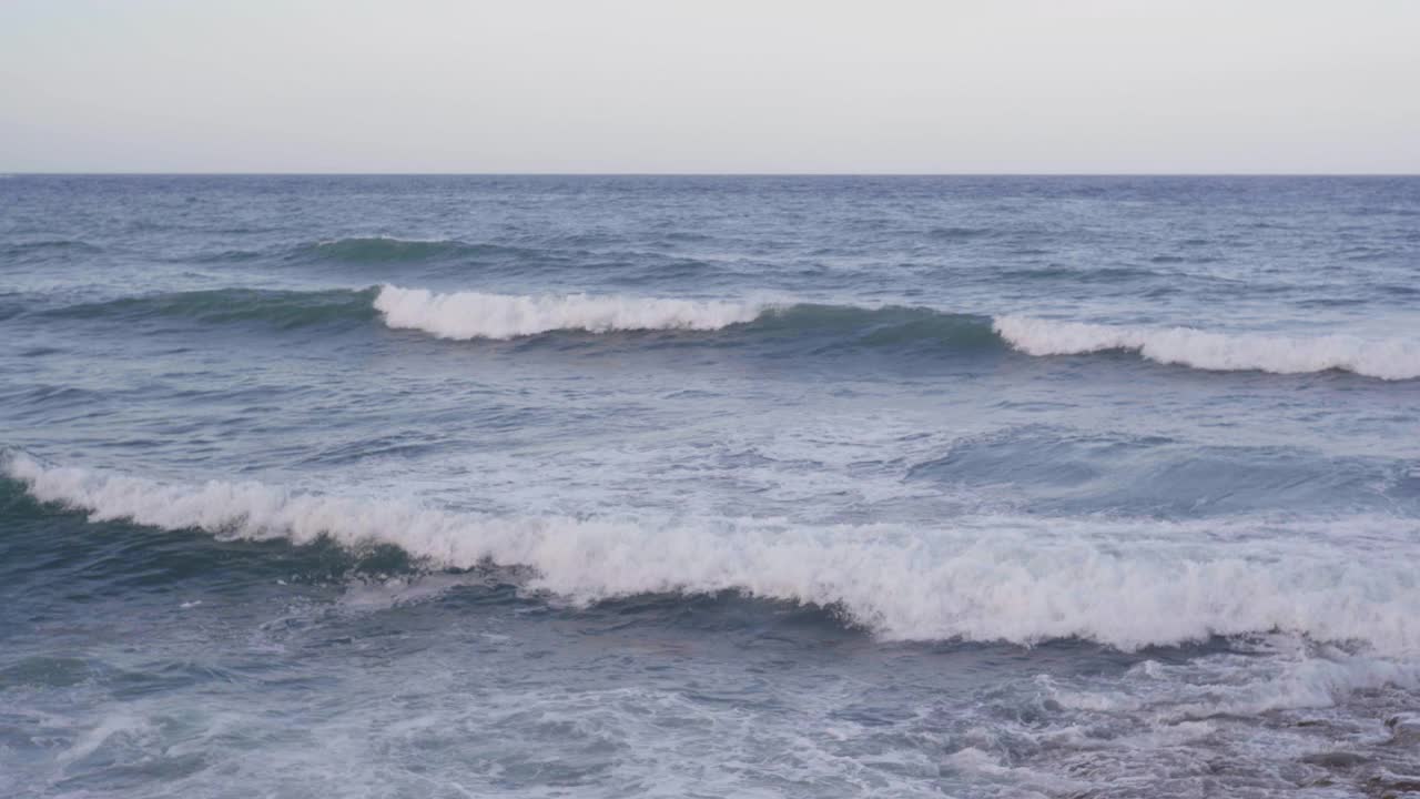 广阔的海景蓝色蔚蓝的泡沫地中海海浪翻滚在夏天的一天户外。风景如画的旅游胜地。美丽的大自然。视频素材