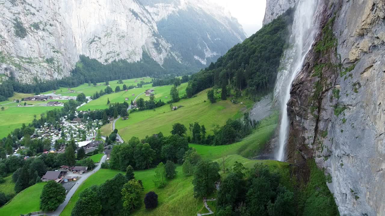 Lauterbrunnen镇景和瀑布无人机俯瞰阿尔卑斯山的瑞士山脉视频素材