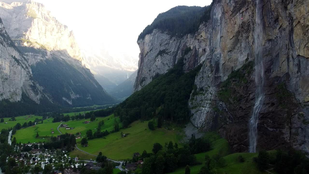 Lauterbrunnen镇景和瀑布无人机俯瞰阿尔卑斯山的瑞士山脉视频素材