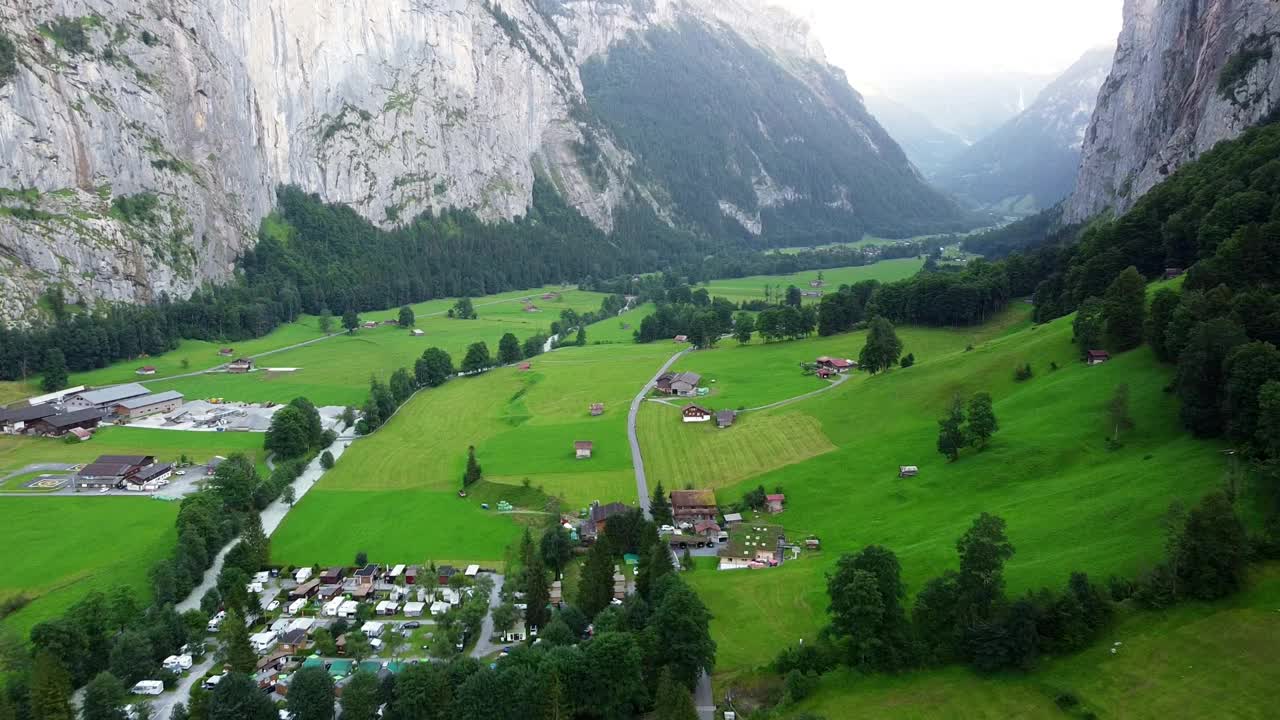 Lauterbrunnen镇景和瀑布无人机俯瞰阿尔卑斯山的瑞士山脉视频素材