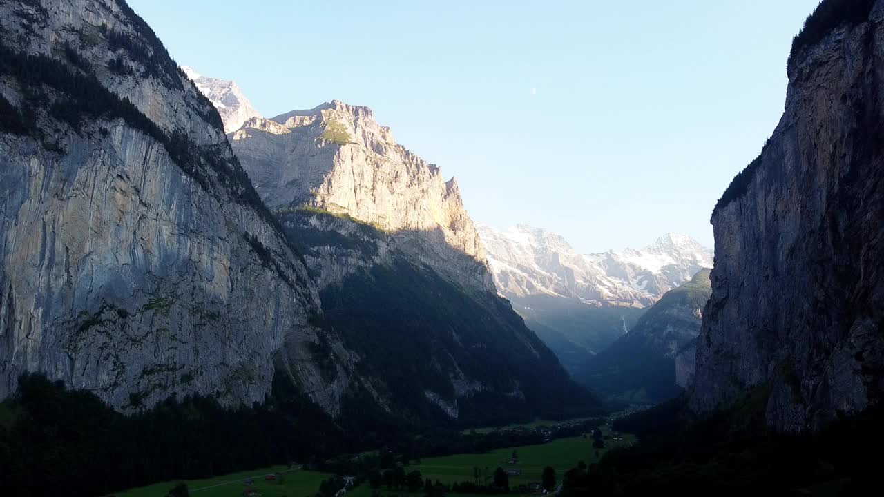 Lauterbrunnen镇景和瀑布无人机俯瞰阿尔卑斯山的瑞士山脉视频素材