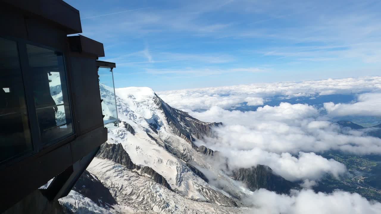 登山运动员到达瑞士阿尔卑斯山夏蒙尼的米迪山顶视频素材