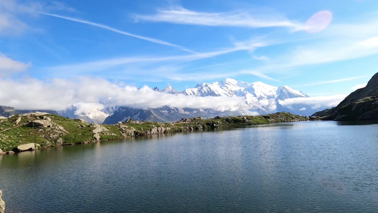 Lac Blanc或白色湖泊无人机视图。夏蒙尼最受徒步旅行者欢迎的目的地之一视频素材