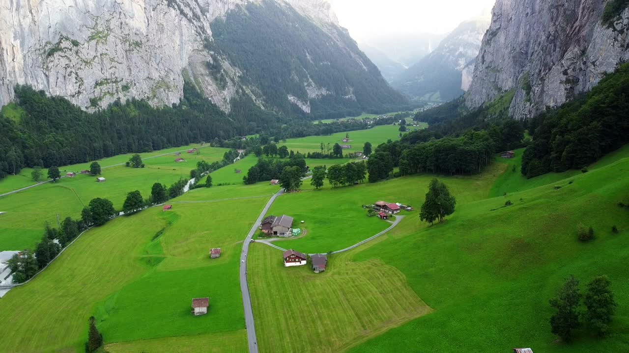 Lauterbrunnen镇景和瀑布无人机俯瞰阿尔卑斯山的瑞士山脉视频素材