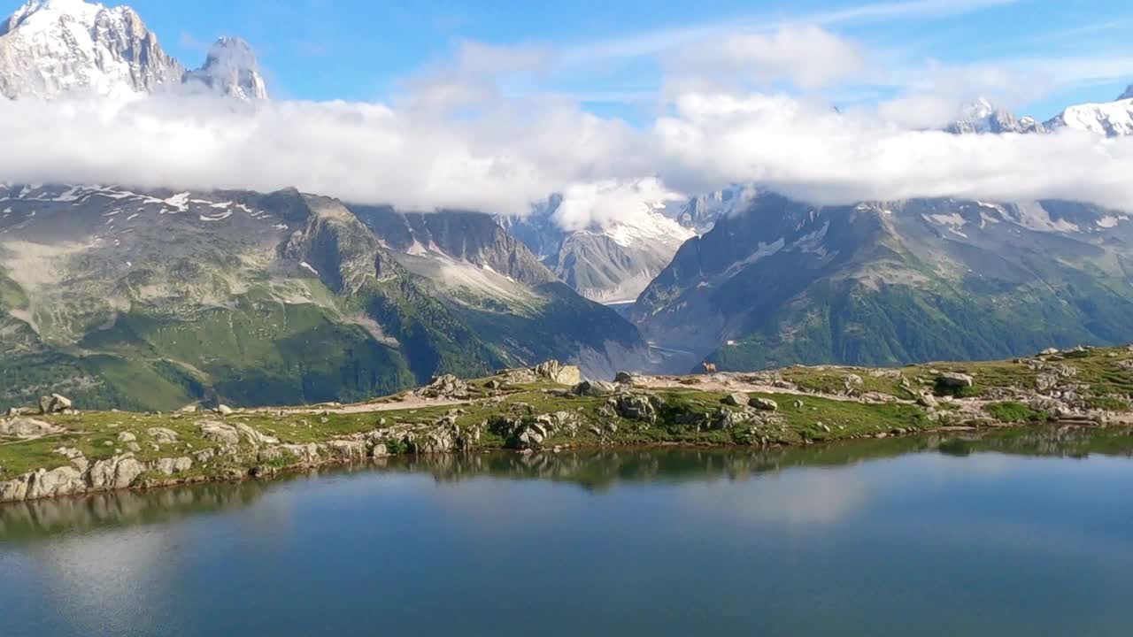 Lac Blanc或白色湖泊无人机视图。夏蒙尼最受徒步旅行者欢迎的目的地之一视频素材