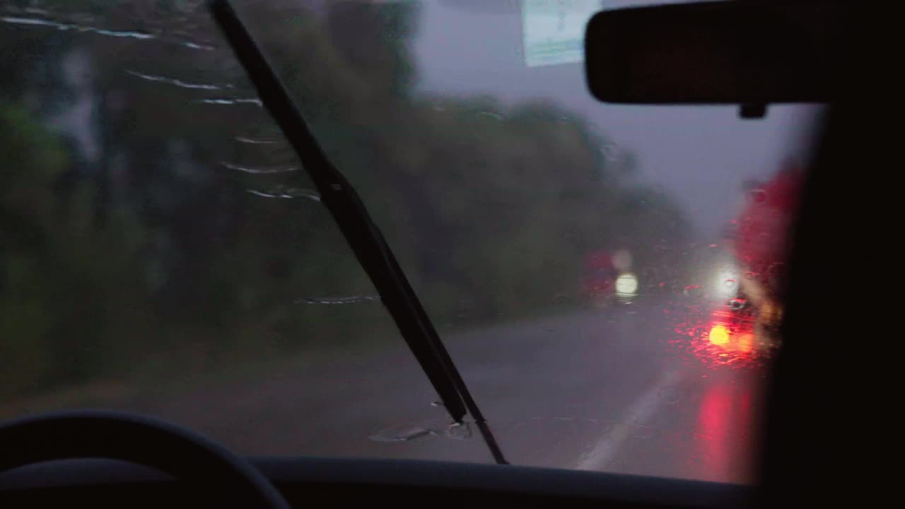 紧急情况下的司机。司机在雨中设法控制汽车。风暴。视频素材