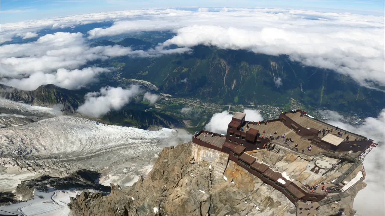 登山运动员到达瑞士阿尔卑斯山夏蒙尼的米迪山顶视频素材