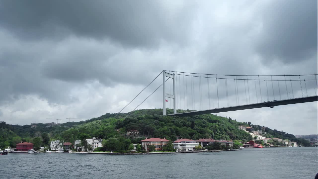 博斯普鲁斯海峡大桥的壮丽景色，从博斯普鲁斯海峡游船，在阳光明媚的日子里，天空中有壮观的云朵视频素材