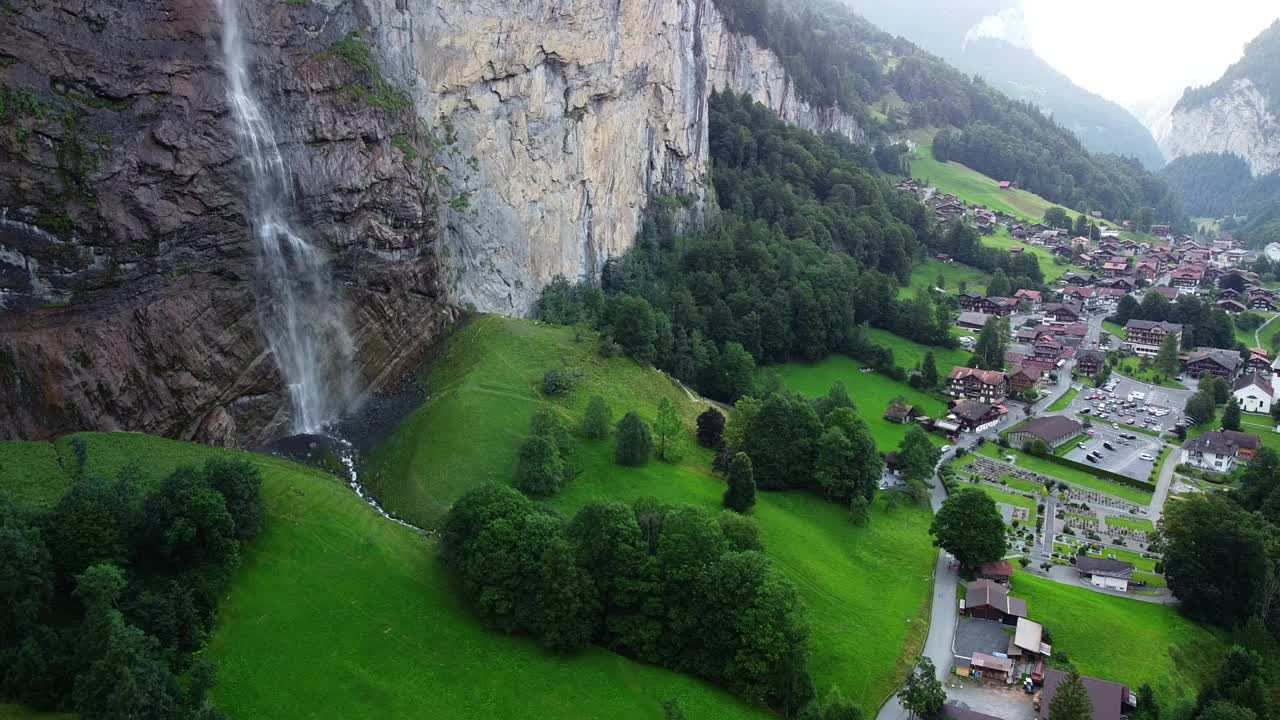 Lauterbrunnen镇景和瀑布无人机俯瞰阿尔卑斯山的瑞士山脉视频素材