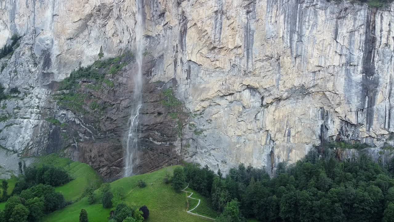 Lauterbrunnen镇景和瀑布无人机俯瞰阿尔卑斯山的瑞士山脉视频素材