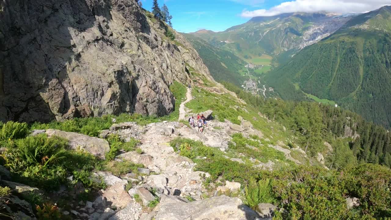 徒步旅行。徒步旅行者到达法国夏蒙尼的Lac blanc。夏蒙尼最受徒步旅行者欢迎的目的地之一视频素材