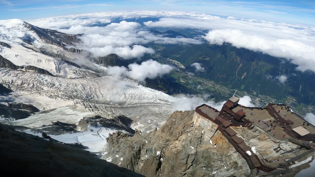 登山运动员到达瑞士阿尔卑斯山夏蒙尼的米迪山顶视频素材