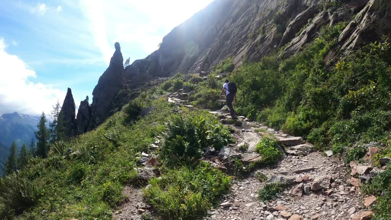 徒步旅行。徒步旅行者到达法国夏蒙尼的Lac blanc。夏蒙尼最受徒步旅行者欢迎的目的地之一视频素材