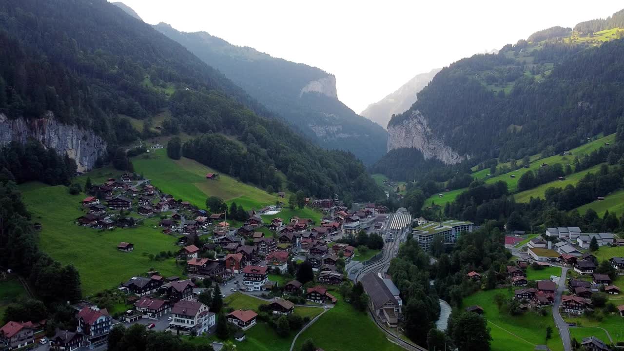 Lauterbrunnen镇景和瀑布无人机俯瞰阿尔卑斯山的瑞士山脉视频素材