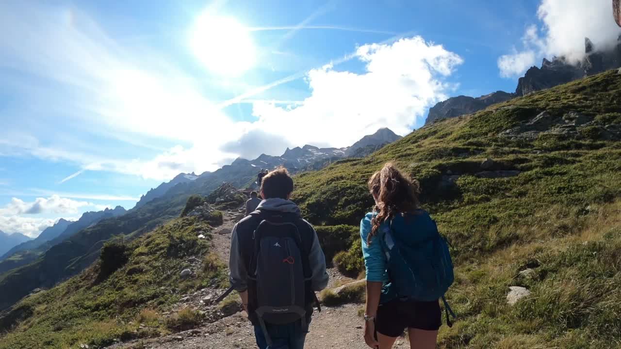 徒步旅行。徒步旅行者到达法国夏蒙尼的Lac blanc。夏蒙尼最受徒步旅行者欢迎的目的地之一视频素材