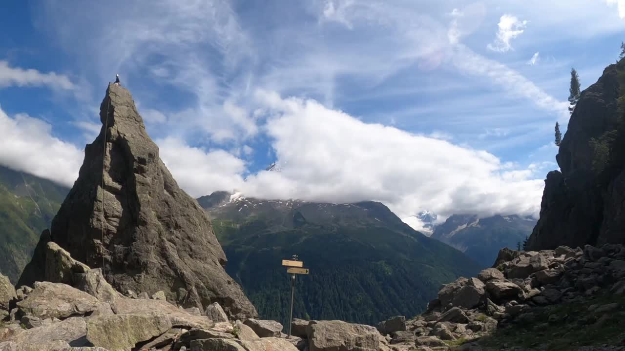 徒步旅行。徒步旅行者到达法国夏蒙尼的Lac blanc。夏蒙尼最受徒步旅行者欢迎的目的地之一视频素材