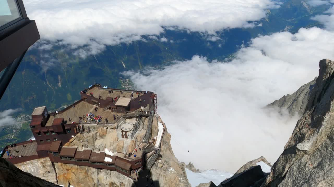 登山运动员到达瑞士阿尔卑斯山夏蒙尼的米迪山顶视频素材