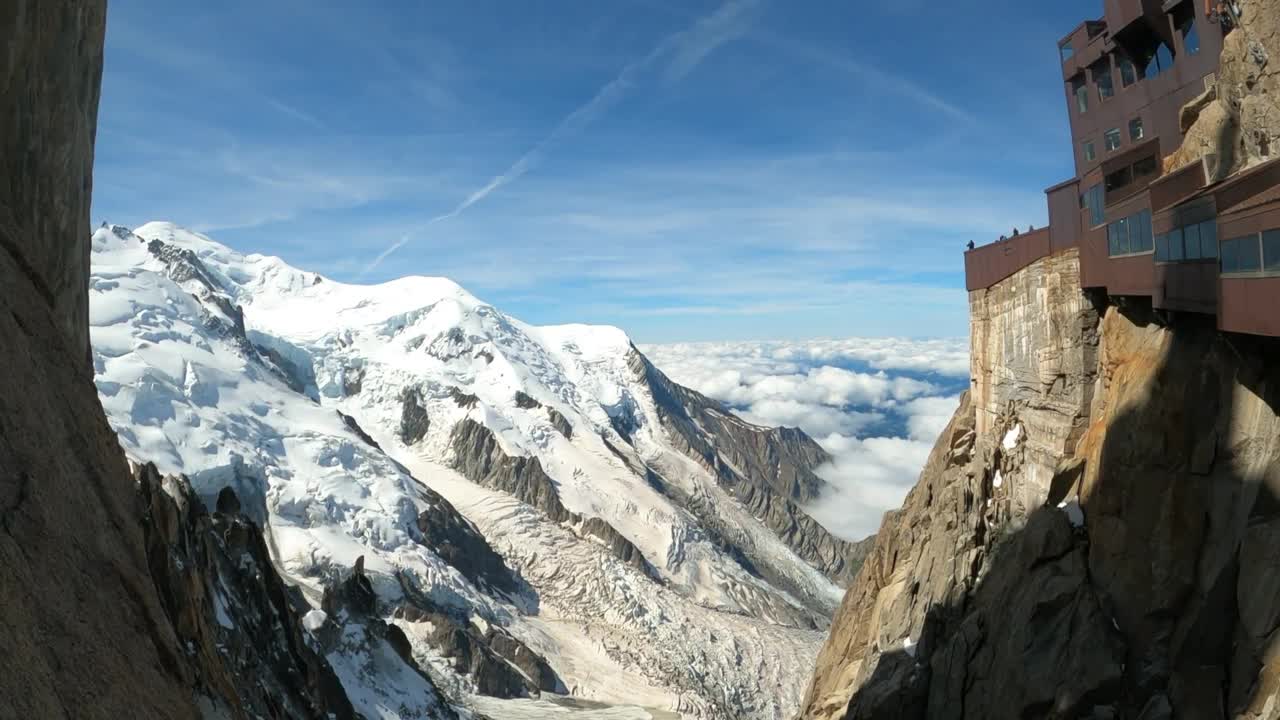 登山运动员到达瑞士阿尔卑斯山夏蒙尼的米迪山顶视频素材