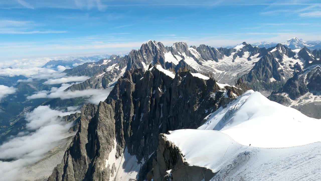 登山运动员到达瑞士阿尔卑斯山夏蒙尼的米迪山顶视频素材