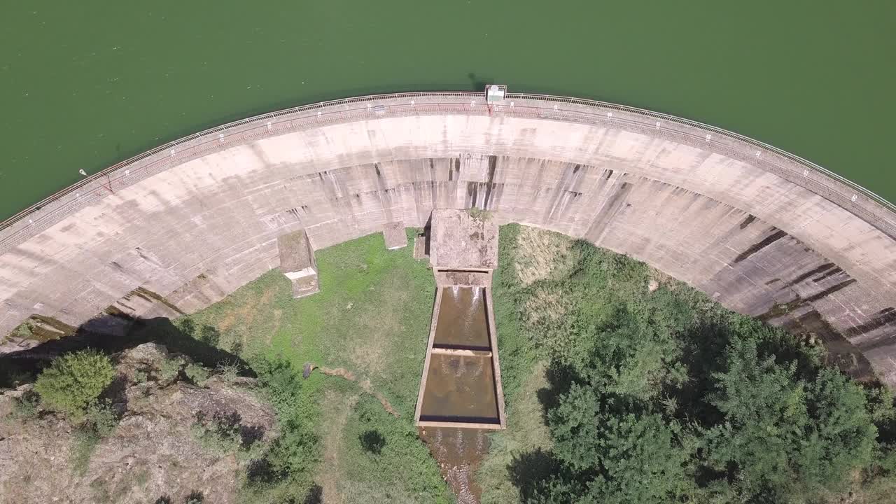 从无人机鸟瞰大坝控制洪水和生产水力发电视频素材