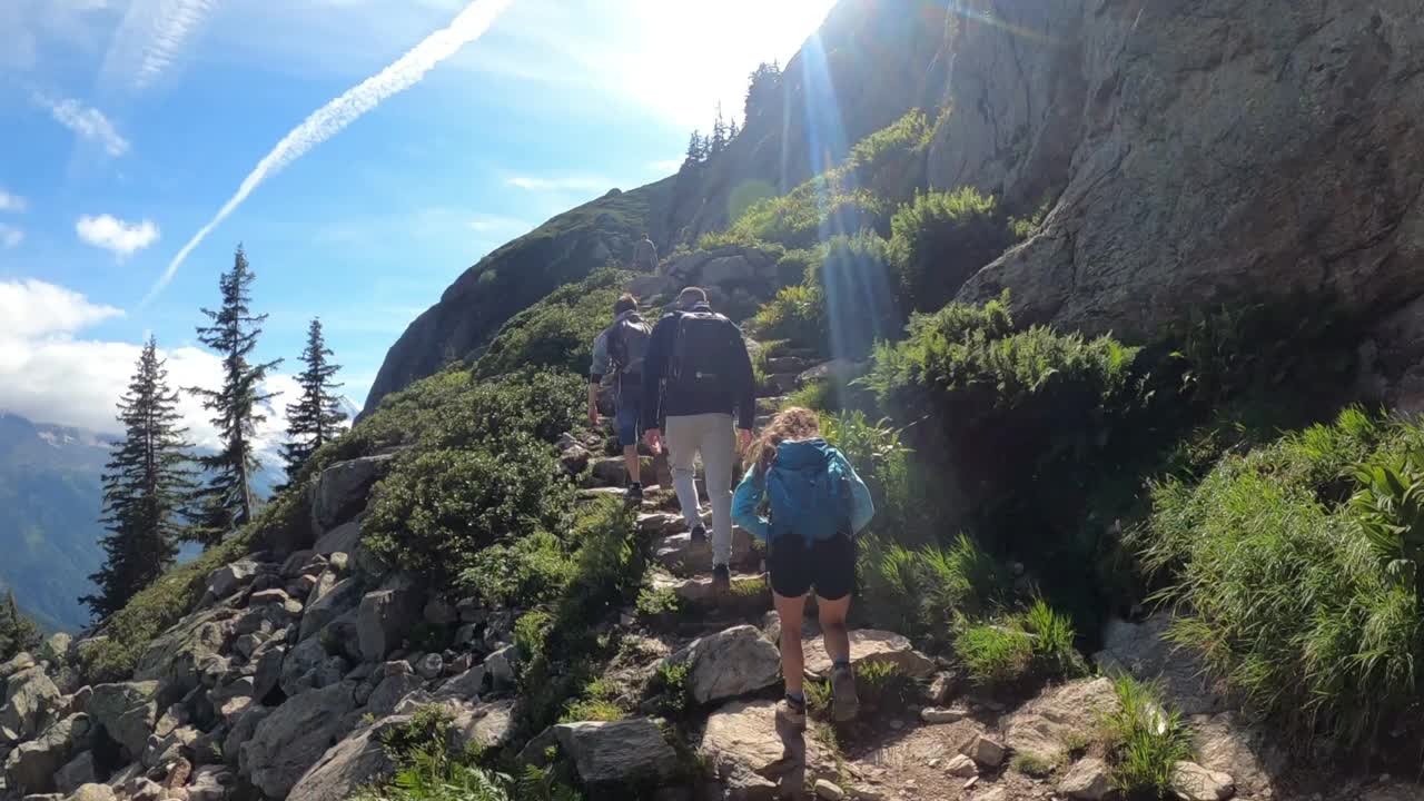 徒步旅行。徒步旅行者到达法国夏蒙尼的Lac blanc。夏蒙尼最受徒步旅行者欢迎的目的地之一视频素材