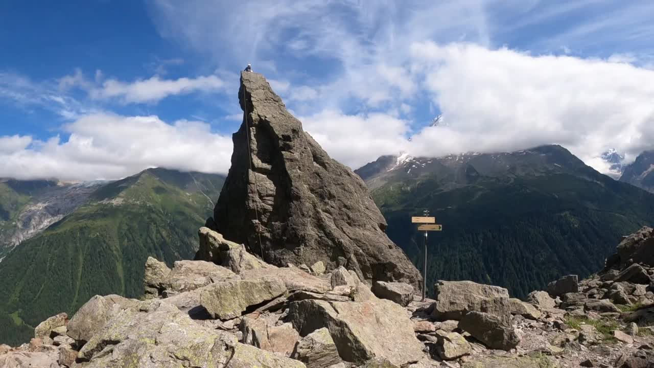 徒步旅行。徒步旅行者到达法国夏蒙尼的Lac blanc。夏蒙尼最受徒步旅行者欢迎的目的地之一视频素材