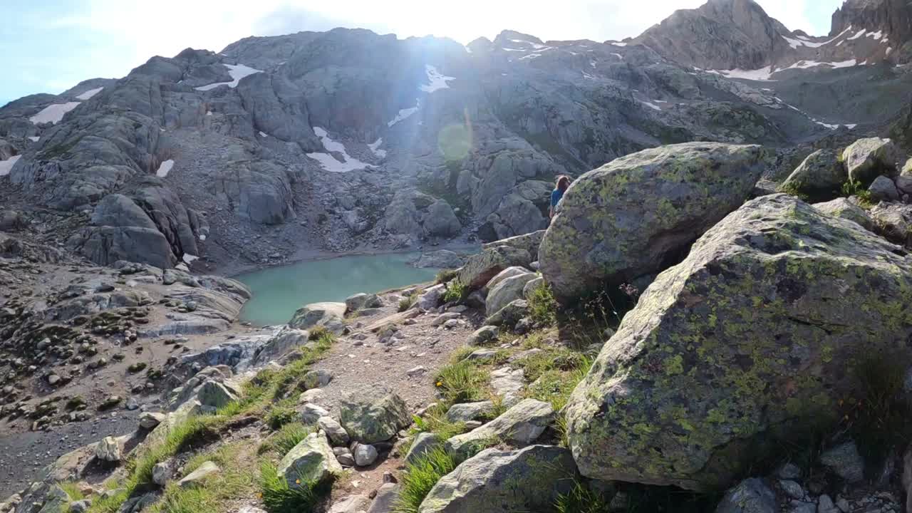 徒步旅行。徒步旅行者到达法国夏蒙尼的Lac blanc。夏蒙尼最受徒步旅行者欢迎的目的地之一视频素材