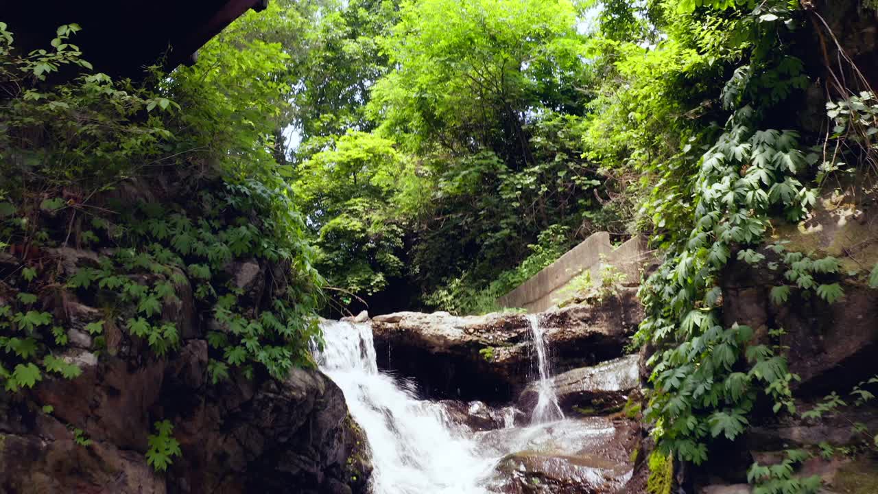 韩国江原道洪川郡龙索瀑布的风景视频素材